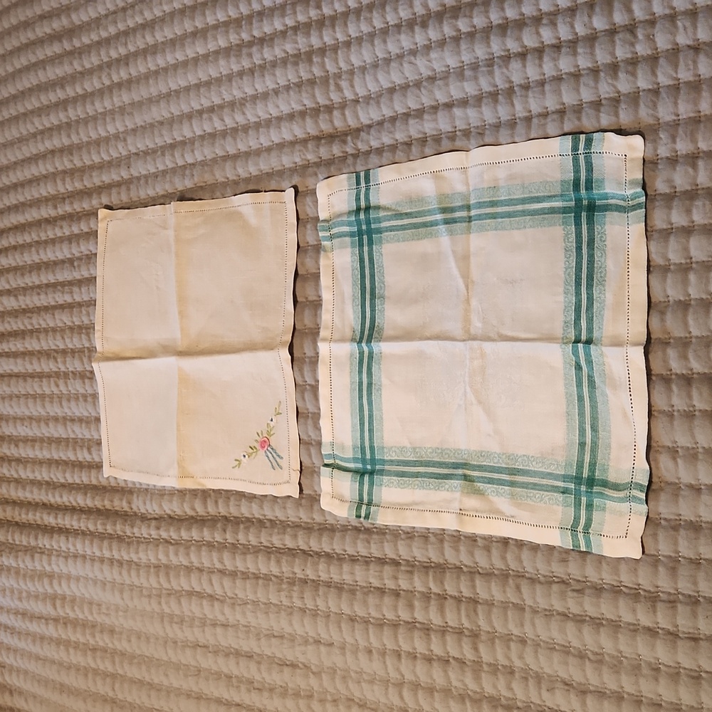 2 napkins one both cotton.